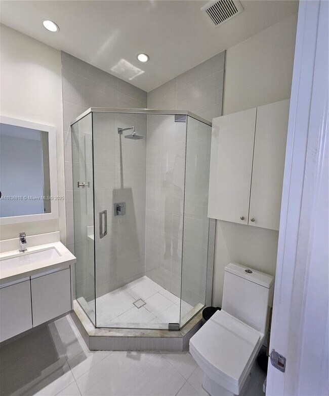 6410 NW 105th Pl in Doral, FL - Building Photo - Building Photo