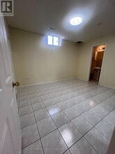 558 Kaiser Dr in Mississauga, ON - Building Photo - Building Photo