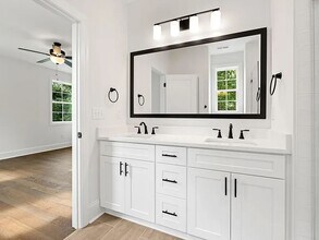 711 N Main St in Greer, SC - Foto de edificio - Building Photo