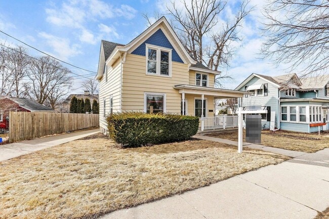 426 College Ave, Unit Lower in Watertown, WI - Foto de edificio - Building Photo