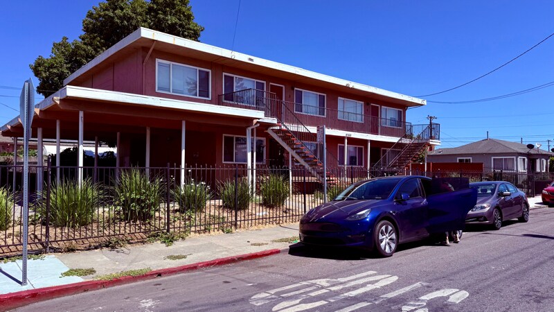 10100 Walnut St in Oakland, CA - Building Photo