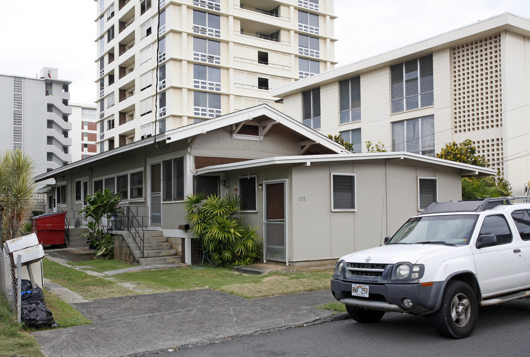 1528 Halekula Way in Honolulu, HI - Building Photo