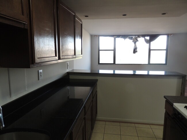 4600 Duke St, Unit 1623 in Alexandria, VA - Foto de edificio - Building Photo