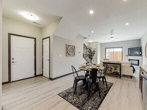 1041 NW Victoria Ln in Waukee, IA - Building Photo - Building Photo