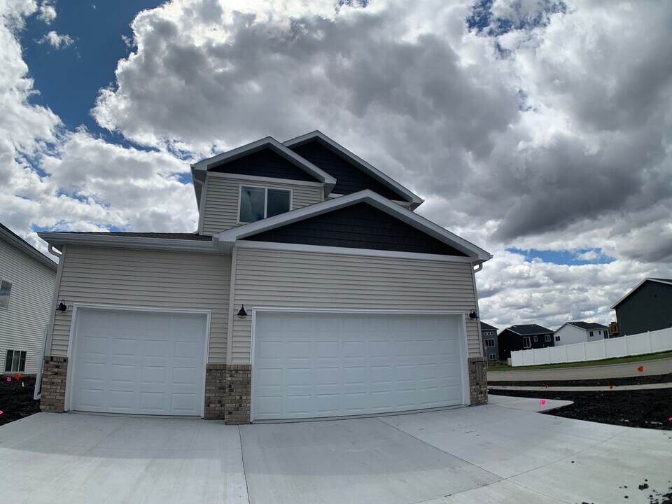 5555 Lori Ln W in West Fargo, ND - Building Photo