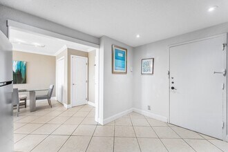 1600 S Ocean Dr in Hollywood, FL - Building Photo - Building Photo