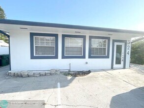 324 SW 22nd St in Fort Lauderdale, FL - Foto de edificio - Building Photo