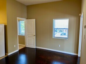 105 W Market St, Unit 2 in Bloomington, IL - Building Photo - Building Photo