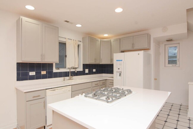 849 W Fletcher St, Unit G09C in Chicago, IL - Building Photo - Building Photo