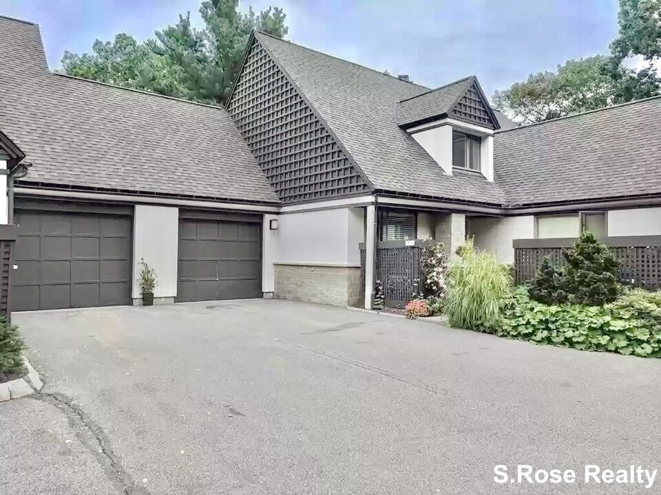 253 Nahanton St in Newton, MA - Building Photo
