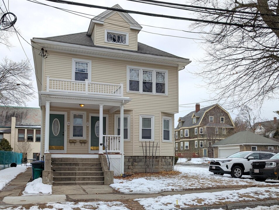 32 Trowbridge St in Arlington, MA - Building Photo