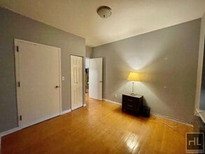 31-30 Ditmars Blvd in Queens, NY - Building Photo - Building Photo