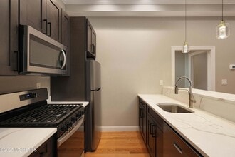 14 W Front St, Unit 2F in Red Bank, NJ - Building Photo - Building Photo