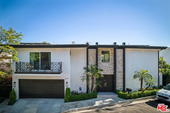 2411 Mt Olympus Dr in Los Angeles, CA - Building Photo - Building Photo