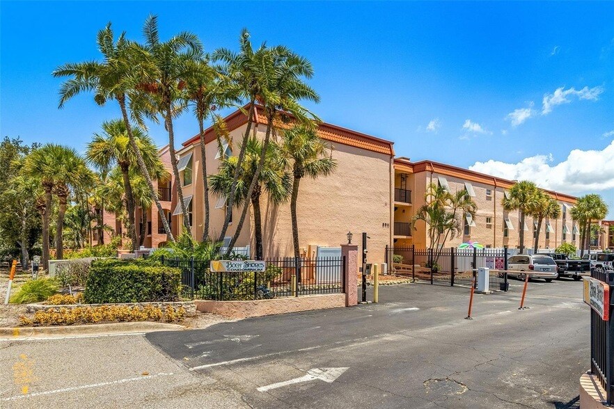 8911 Blind Pass Rd in St Pete Beach, FL - Foto de edificio