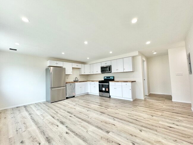 14615 Gilmore St in Los Angeles, CA - Building Photo - Building Photo