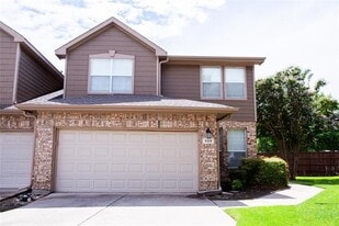 956 Avondale Ln in Plano, TX - Building Photo