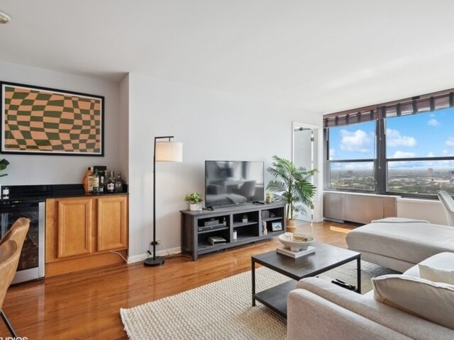 1560 N Sandburg Ter, Unit 3007 in Chicago, IL - Building Photo - Building Photo