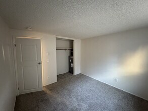 9624 SE Foster Rd in Portland, OR - Building Photo - Building Photo