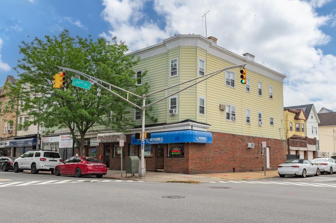910-912-912 Broadway in Bayonne, NJ - Building Photo