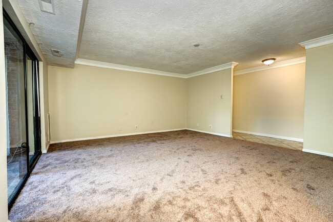 876 Quince Orchard Blvd, Unit T1 in Gaithersburg, MD - Foto de edificio - Building Photo
