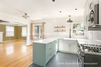 7061 N University Ave in Portland, OR - Building Photo - Building Photo