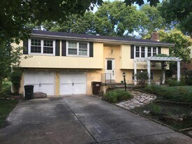 302 Fairmeade Rd in St Matthews, KY - Building Photo