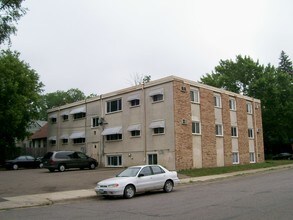2902 Polk St NE in Minneapolis, MN - Foto de edificio - Building Photo