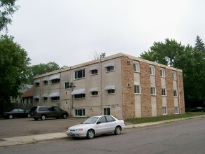 2902 Polk St NE in Minneapolis, MN - Building Photo - Building Photo