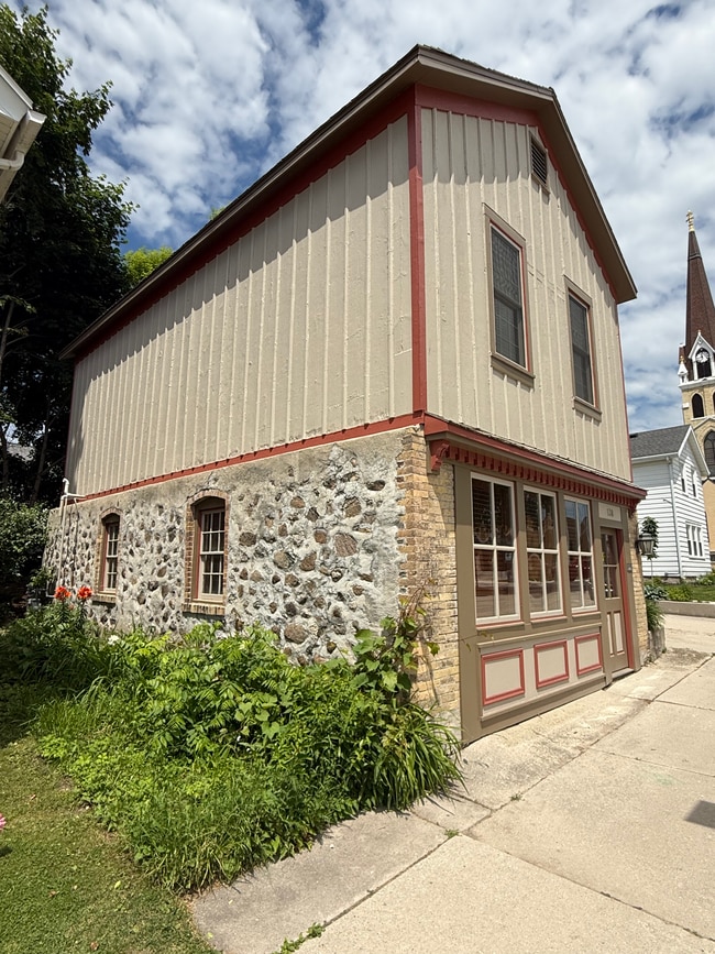 130 Stafford St in Plymouth, WI - Foto de edificio - Building Photo