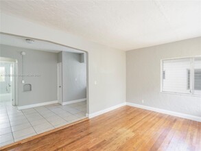 7635 Dickens Ave-Unit -8 in Miami Beach, FL - Building Photo - Building Photo