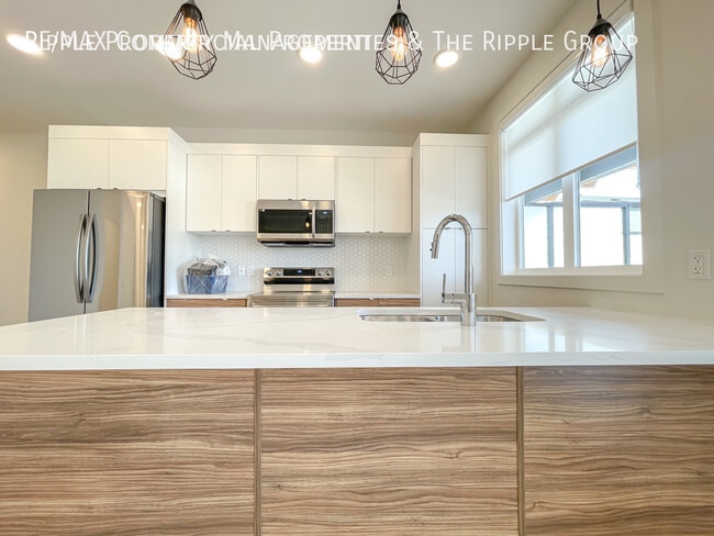 10060-10046 46 St NE in Calgary, AB - Building Photo - Building Photo