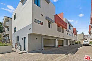 14403 Tiara St in Los Angeles, CA - Building Photo