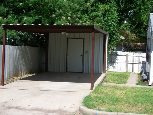 208 Bryan St in Weatherford, TX - Building Photo - Building Photo