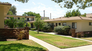 622 E Cypress Ave in Burbank, CA - Foto de edificio - Building Photo