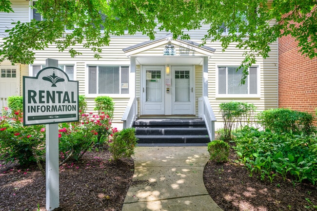 The Melrose Apartments in Triangle, VA - Foto de edificio - Building Photo