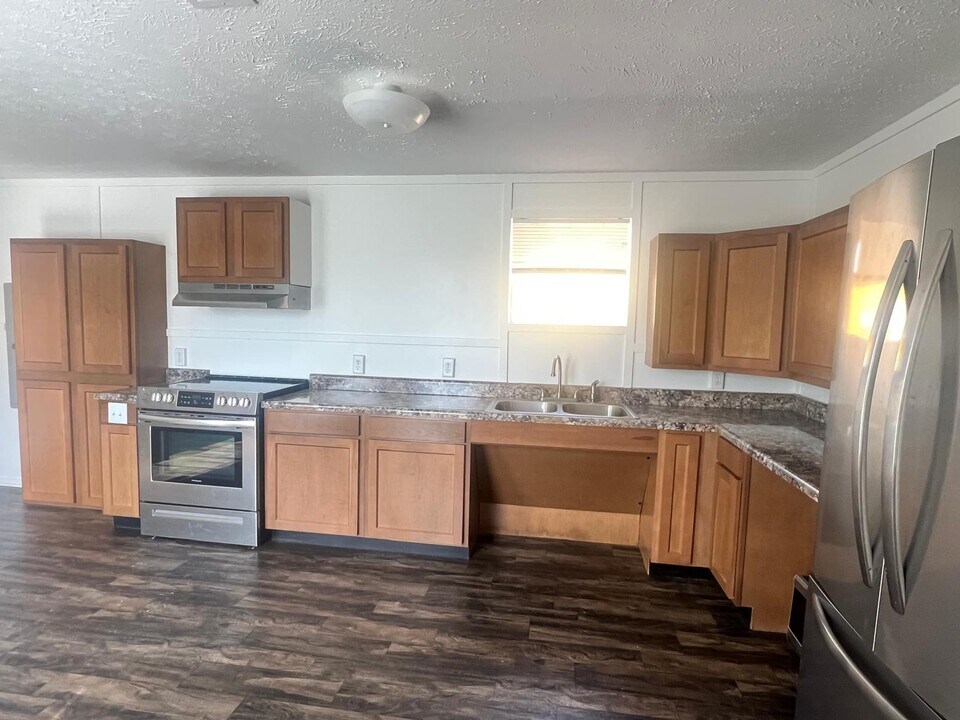 1201 Schley St in Eagle Lake, TX - Building Photo