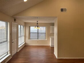 6213 Sasaki Way in Garland, TX - Foto de edificio - Building Photo