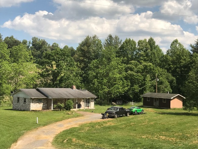 477 Charlie Brown Rd in Burnsville, NC - Building Photo - Building Photo