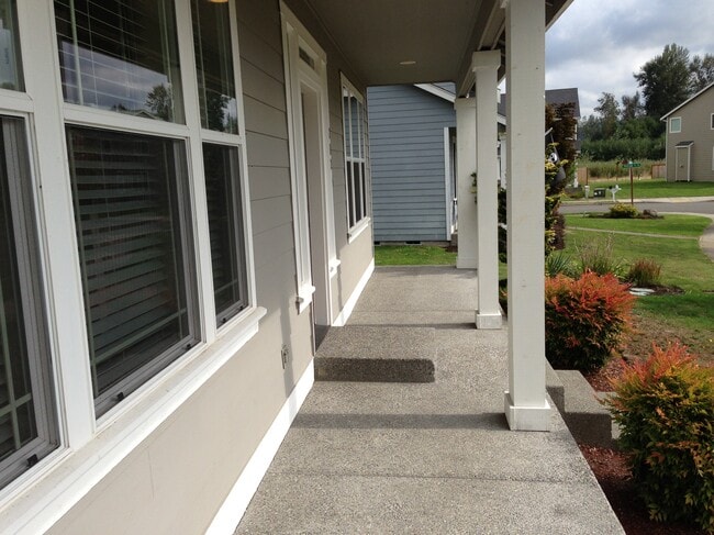 202 Hawk Ave SW in Orting, WA - Foto de edificio - Building Photo