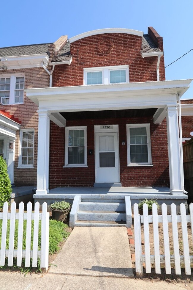 2220 W Main St in Richmond, VA - Building Photo - Building Photo