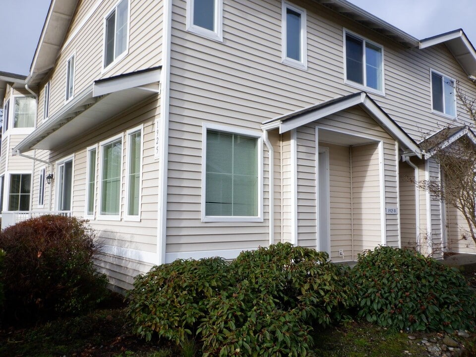 1925 B Garry Oaks Ave in Dupont, WA - Building Photo