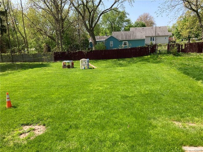 123 Beechwood Ave in Liverpool, NY - Foto de edificio - Building Photo