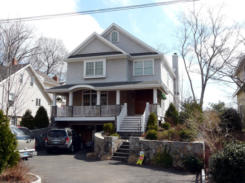 27 Grove St in Cos Cob, CT - Building Photo
