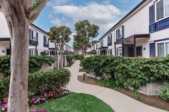 Sandpointe Cove Apartment Homes in Newport Beach, CA - Foto de edificio - Building Photo