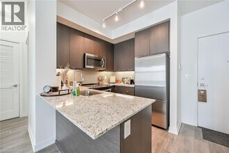 4633 Glen Erin Dr in Mississauga, ON - Building Photo - Building Photo