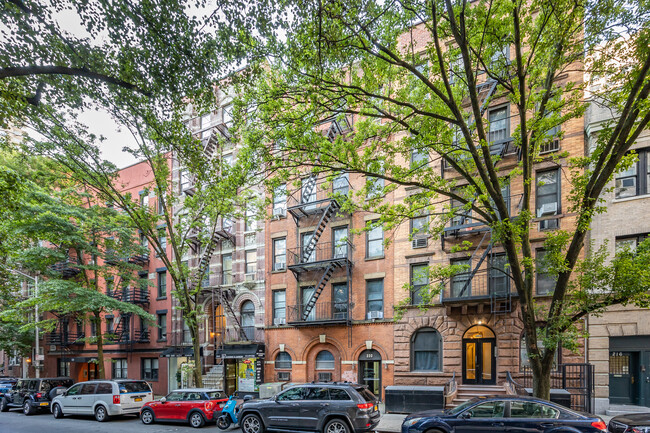 220 East 74th Street in New York, NY - Foto de edificio - Building Photo