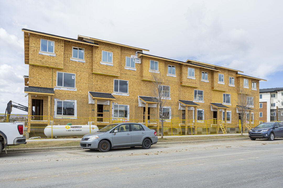 100 Clydesdale Way in Cochrane, AB - Building Photo