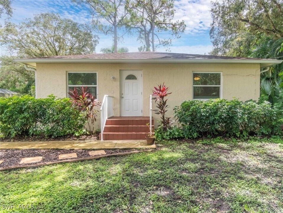 497 Donna St in Naples, FL - Building Photo