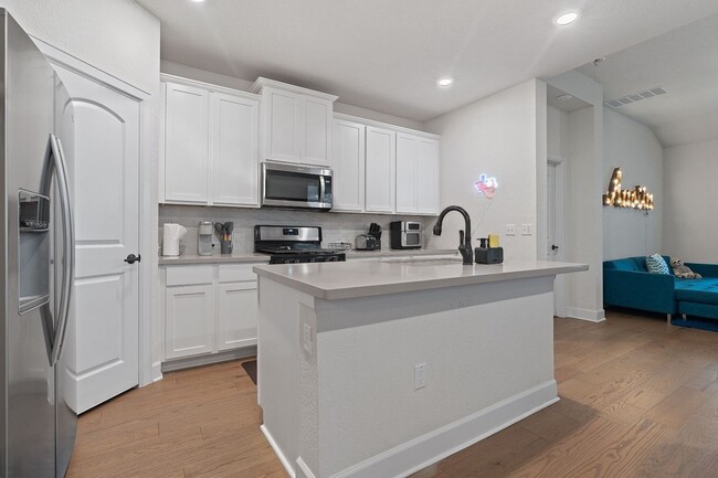 6113 Dumfries Ln in Austin, TX - Building Photo - Building Photo